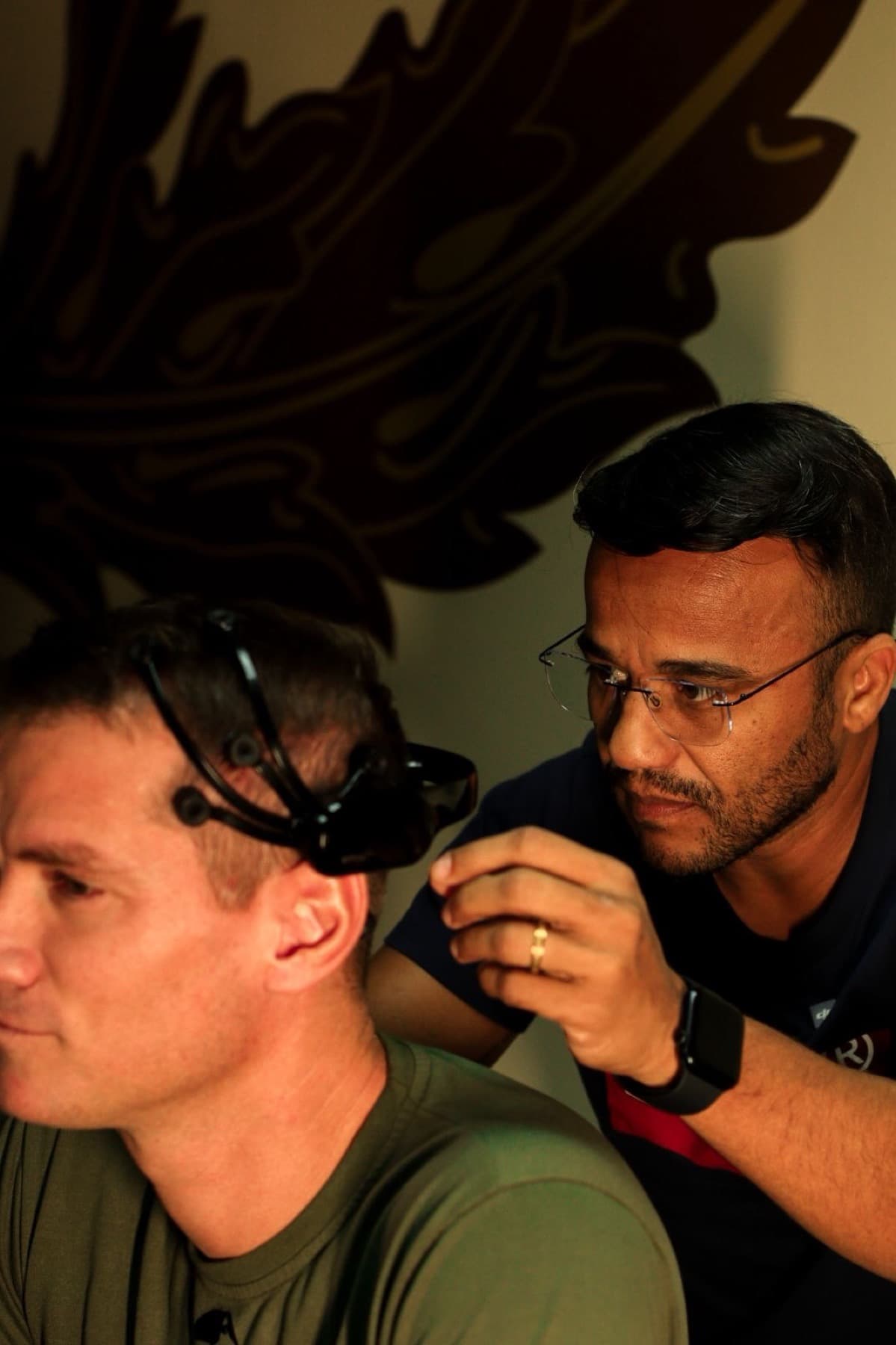 Dr. Marcos aplicando EEG em operador real